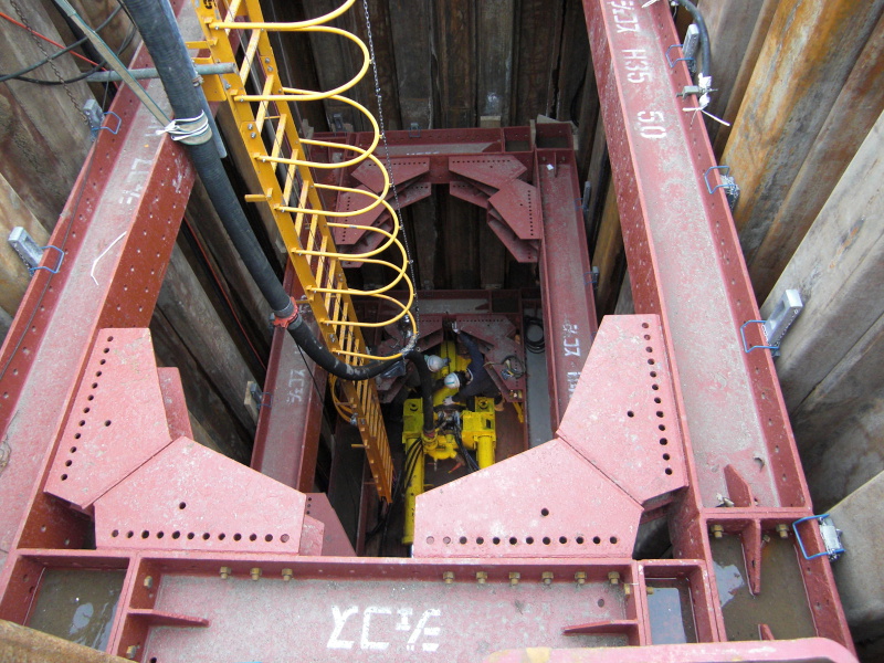 下水管渠整備　●発進立坑：鋼矢板Ⅲ型 ●推進工法：小口径高耐荷力方式 